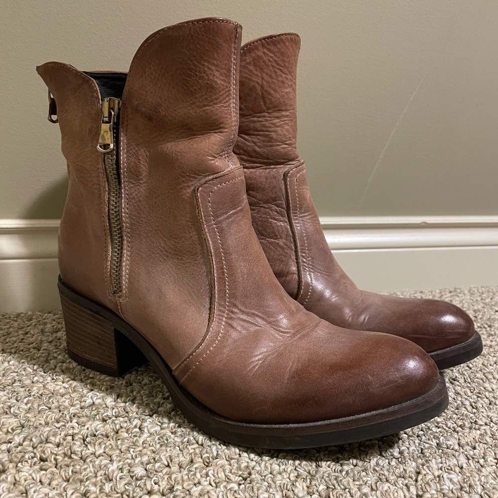 Intrigo leather ankle boots, size 38. Like new.
